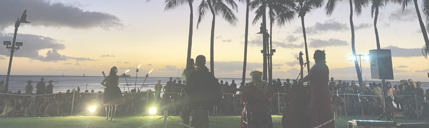 ワイキキビーチでフラダンスショー
